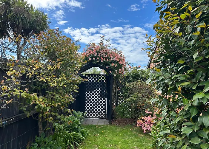 Sunny Garden Retreat - 3-Br Home Near Mall, City & Airport