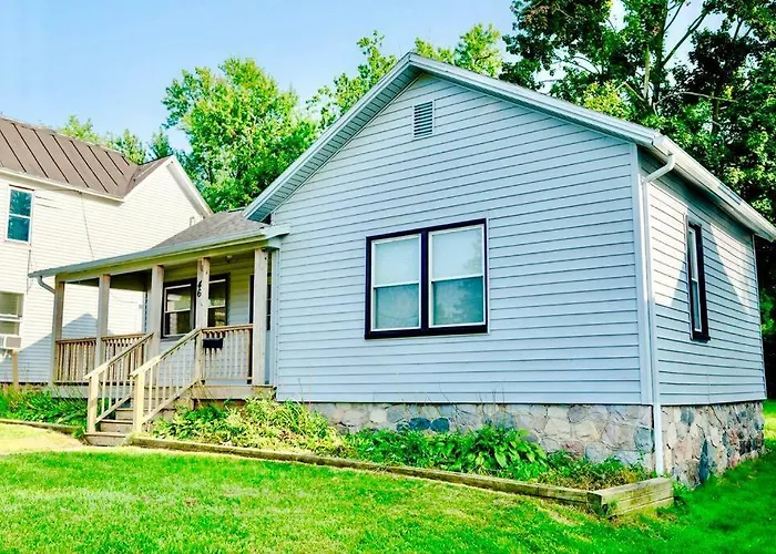 Family-Owned 3 Bedroom With All Amenities Including Coffee Machine, Parking, Fast Wifi