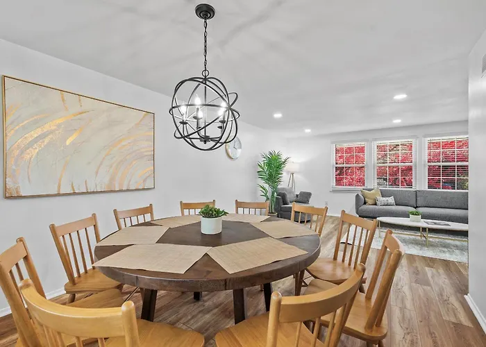 Modern And Accessible 5 Bedroom Home In Cranberry, Pittsburg With Game Room