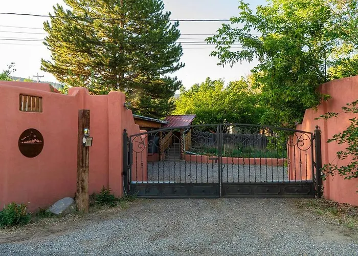 Hot Tub, Artsy Family Adobe, 4Mins Plaza! Private Deck & Yard