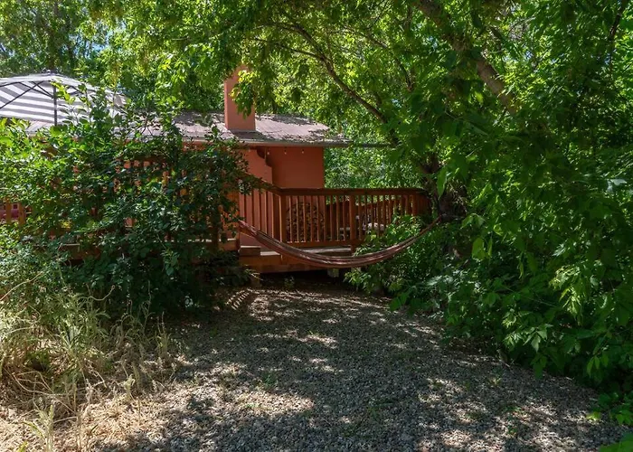 Hot Tub, Artsy Family Adobe, 4Mins Plaza! Private Deck & Yard