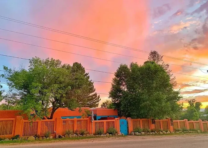 Hot Tub, Artsy Family Adobe, 4Mins Plaza! Private Deck & Yard