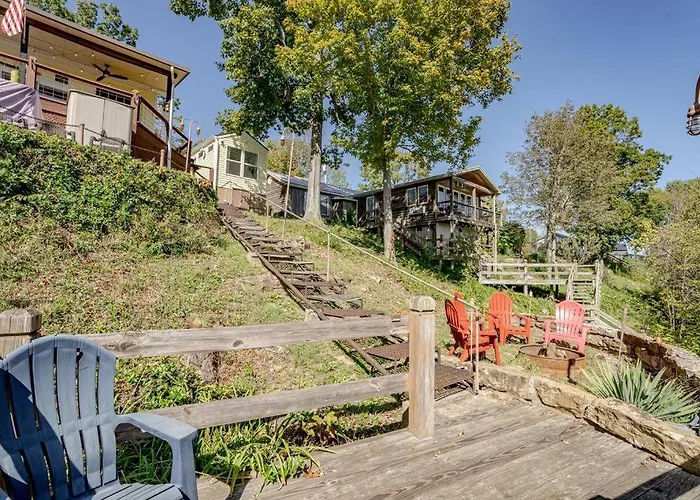 Cozy Lakefront Holiday Getaway!
