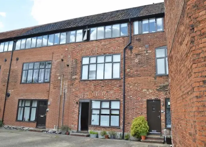 Contractor And Family Friendly Grade II Townhouse- 3 Bedrooms- Free Parking