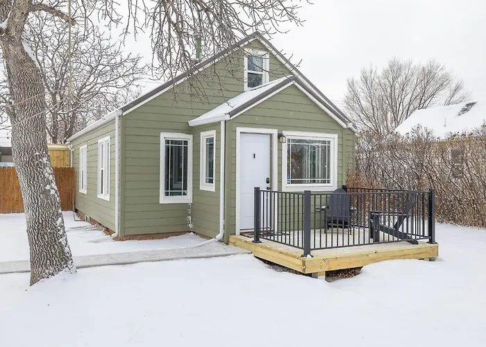 Centrally Located Fire-Pit Large Private Backyard