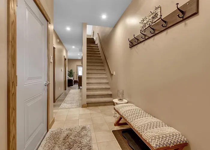 Luxurious 3-Bedroom Townhouse Walk To Village