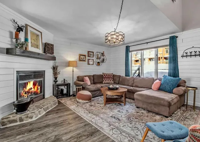 Modern Townhome With Decks Fireplace & Mountain Views