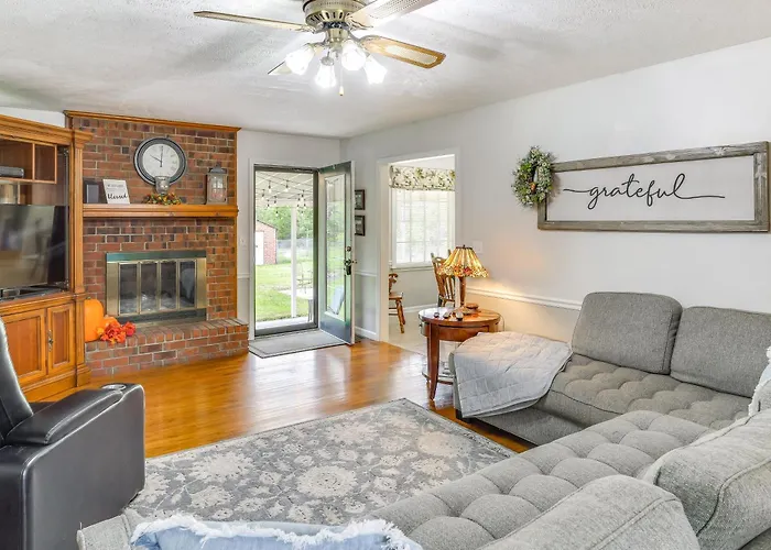 Large Yard & Basketball Hoop: Murfreesboro Home!