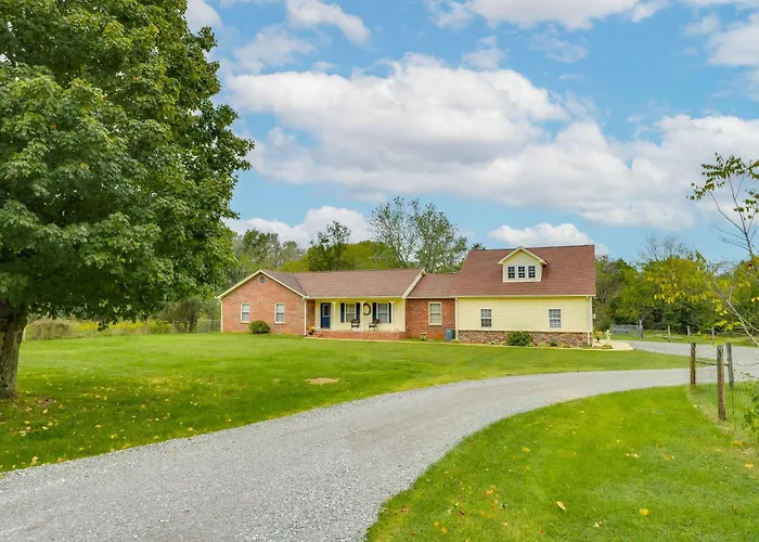 Large Yard & Basketball Hoop: Murfreesboro Home!