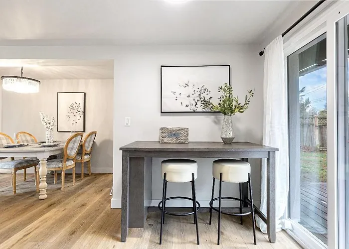 Dog Friendly Cozy Remodeled Shoreline Rambler