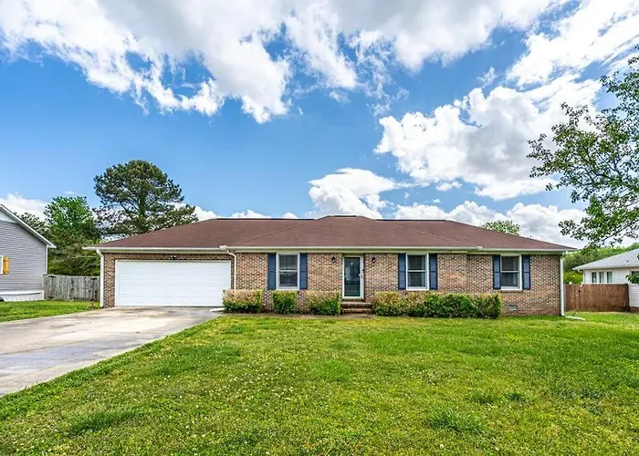 New Fully Stocked Luxury Home Close To I65 And I72