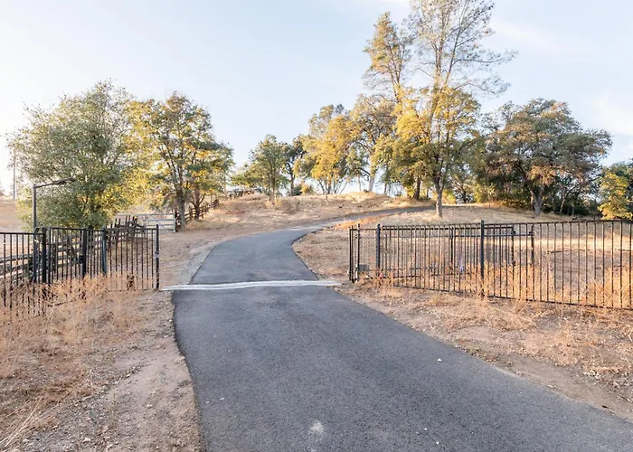 Rolling Oaks Ranch - 200 Acres Of Lakeside Beauty & Countryside Serenity