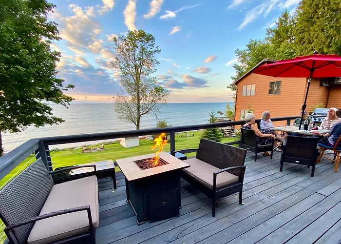 Lakefront Oak Cottage Hot Tub & Fire Pit