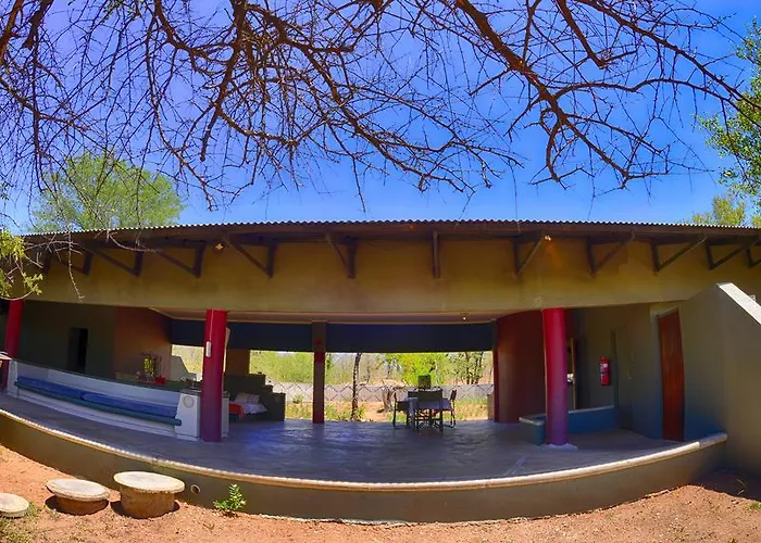 Tingala Lodge - Bed In The Bush