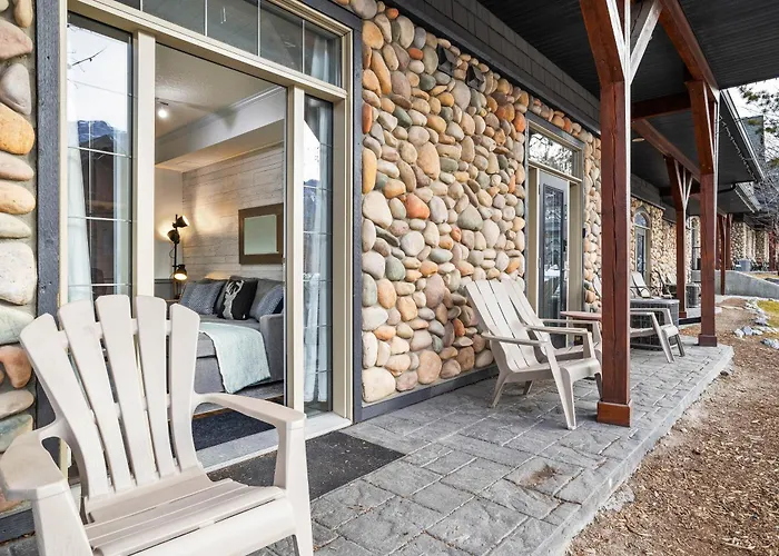 Mystic Chalet- Views, Pool, Hot Tub, Pets - Managed By Little Sister Getaways