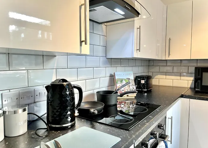 Ideal 4-Bed Stay-Away-Home Sleeps 6 In Preston