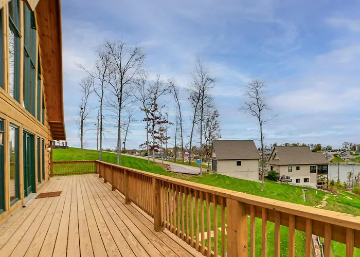 Large Deck & Shared Dock: Cabin On Kentucky Lake!