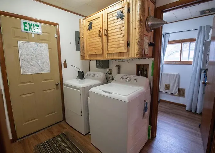 Black Bear Cabin With Blow Up Hot Tub