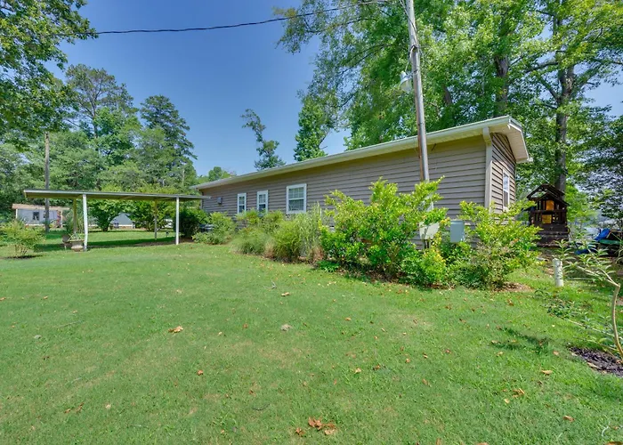 Lake Sinclair 'Crooked Creek Cottage' W/ Fire Pit!