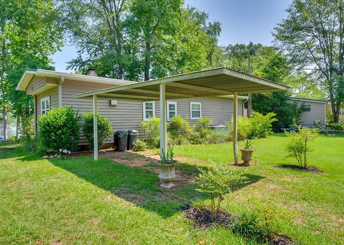 Lake Sinclair 'Crooked Creek Cottage' W/ Fire Pit!