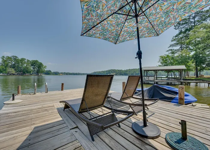 Lake Sinclair 'Crooked Creek Cottage' W/ Fire Pit!