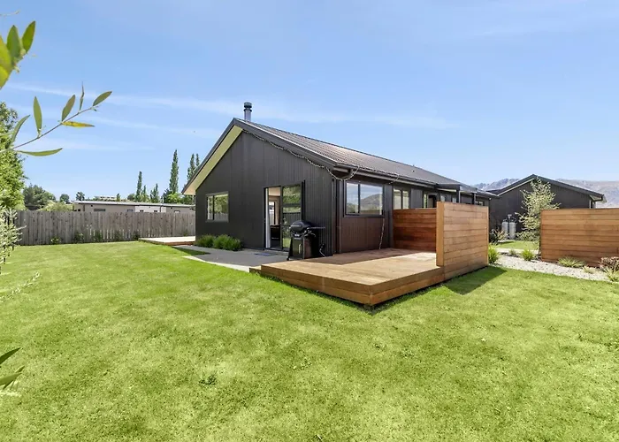 Stylish & Private Near The Lake