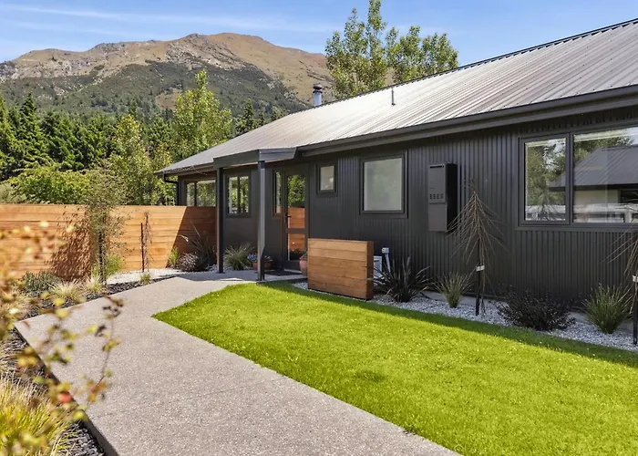 Stylish & Private Near The Lake