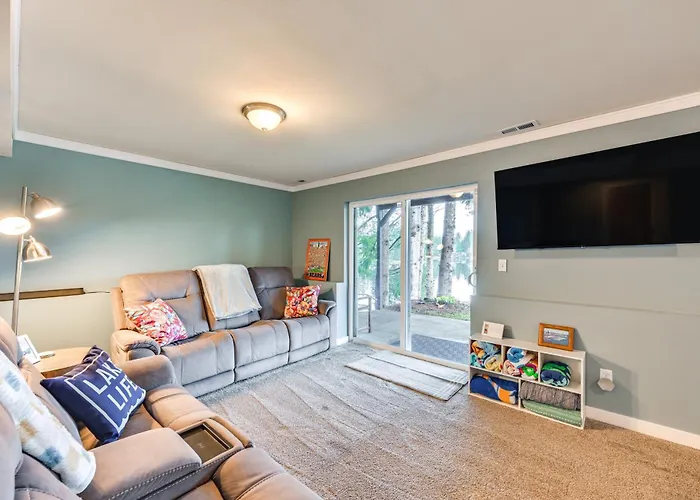 Lakefront Gem W/ Deck & Grill In Shelton