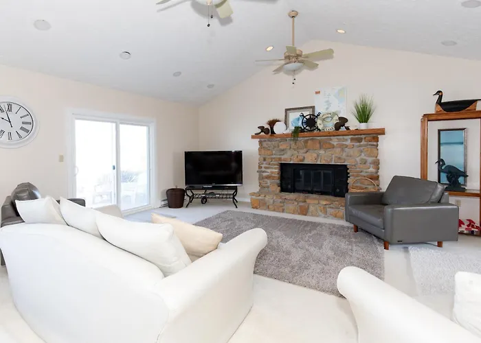 4 Bedroom Lakefront Home With Private Beach On Cedar Point Chaussee