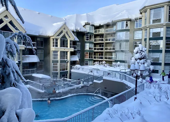 Woodrun Lodge 414 | Cozy Ski-In Ski-Out Condo W/ Shared Hot Tub, Pool, Fireplace, & Parking