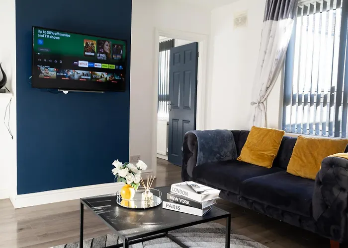 Leicester 3 Bedrooms Homely House Sleeps Seven Comfortably With Three Double Beds And One Single Bed Free Parking On Private Drive For Upto 3 Cars Vans For Business Travellers Contractors And Holiday Goers Near All Major Transport Links