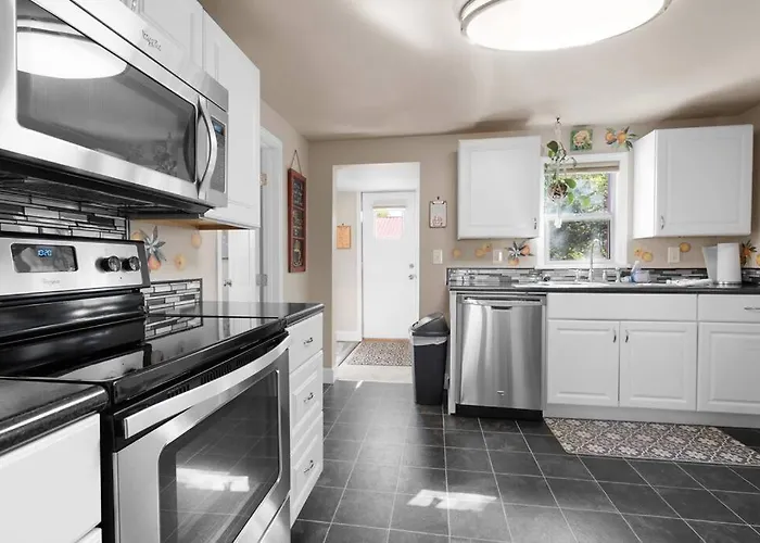 Charming And Cozy Private Home Walking Distance To Downtown