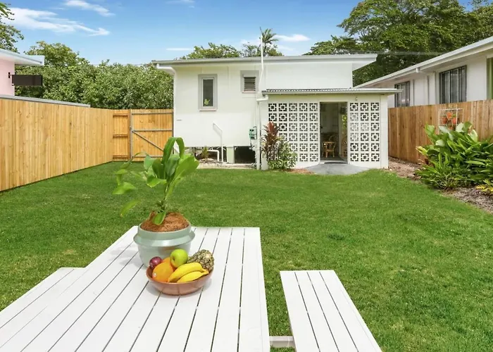 Tropicana Bungalow - Retro Getaway