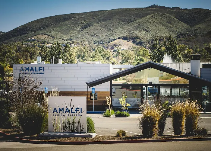 Modern Escape W Mountain Views, Walk To Lake, Golf, Resort, Dining