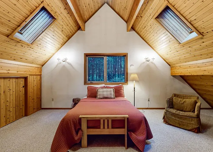 Redwood Rest Getaway - Cedar Home With Loft & Deck