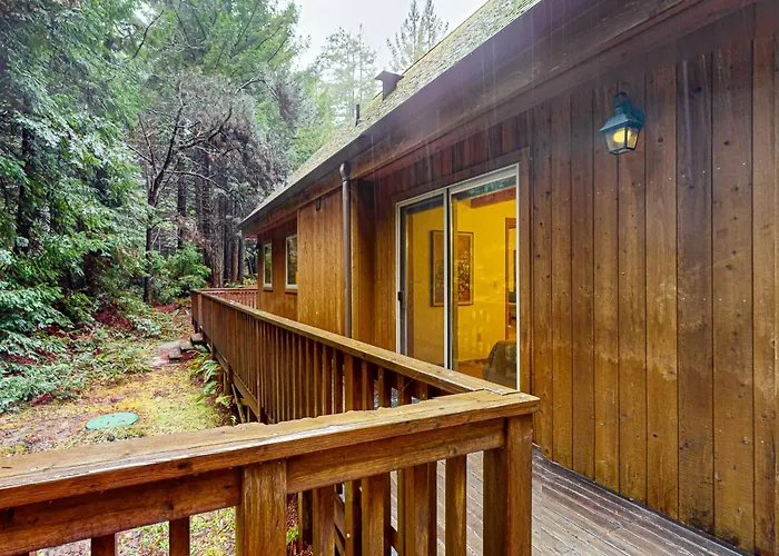 Redwood Rest Getaway - Cedar Home With Loft & Deck