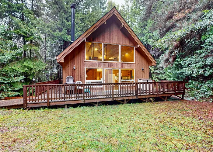 Redwood Rest Getaway - Cedar Home With Loft & Deck