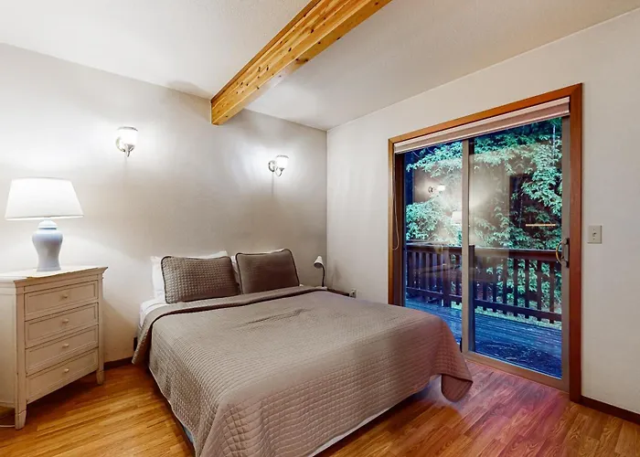 Redwood Rest Getaway - Cedar Home With Loft & Deck