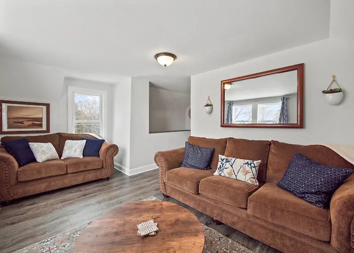 Cheerful 5-Bedroom W/Screened Patio, Sleeps 10 In The Heart Of Fremont!