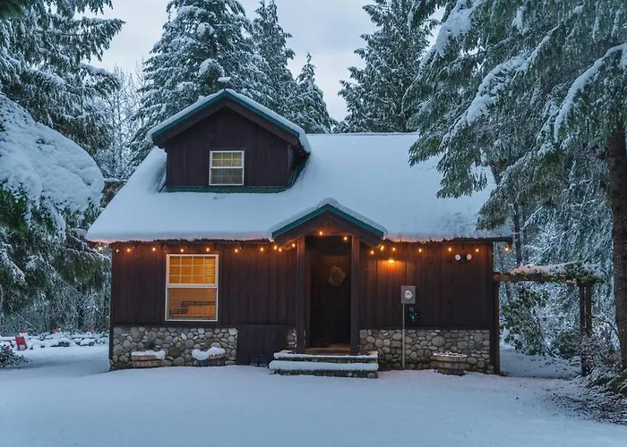 River Rock Chalet :: Hot Tub, Pets, Stevens Pass