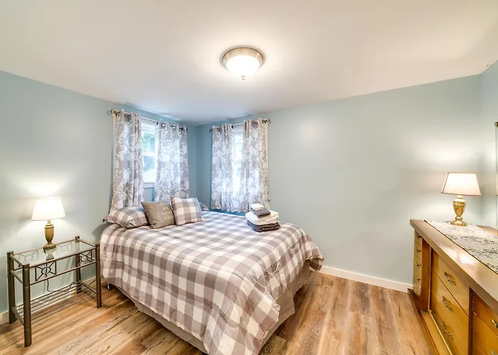 Walk To Beach & Lake: Idyllic Escape In Edinboro!