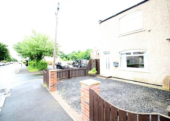 Whitley Bay House Sleeps 6 With Garden