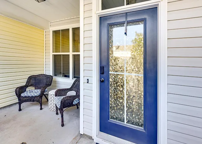 1 Mi To Old Town: Cheerful Bluffton Townhome!