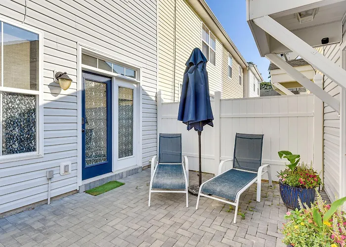 1 Mi To Old Town: Cheerful Bluffton Townhome!