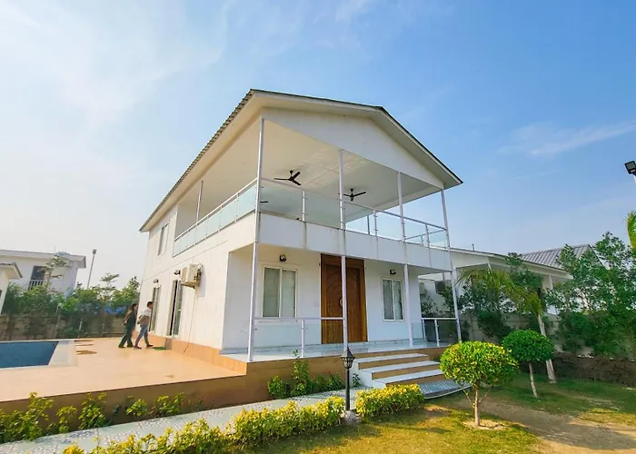 Vacationbuddy Elysian Farm With Pool Noida