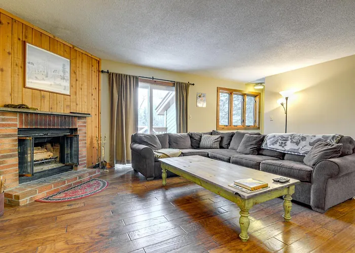 < 1 Mi To Mt Snow: Charming Condo W/ Fireplace