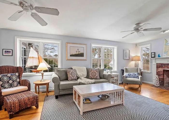 Cozy Bungalow Close To Downtown