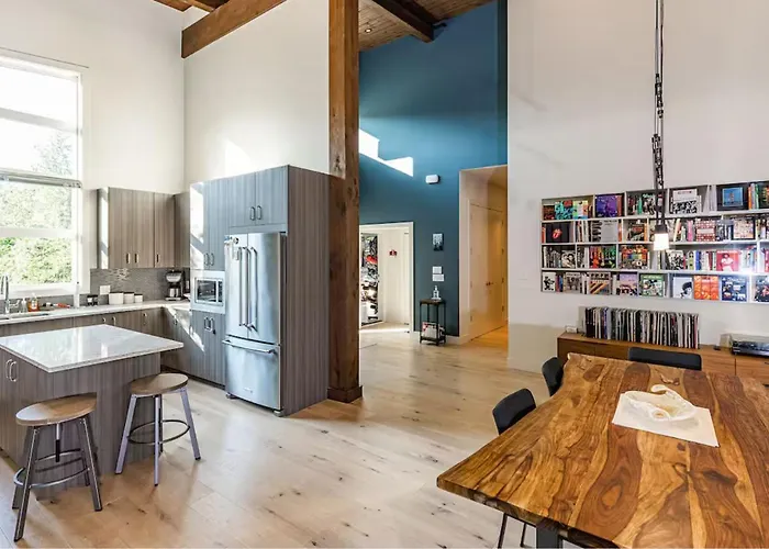 Large Modern Home In Squamish