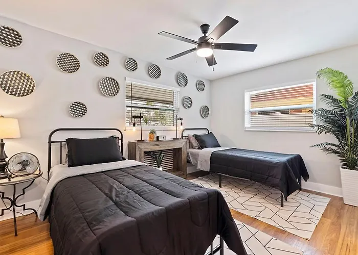 Right At Home Luxury Retreat - Entire Home In Pinellas Park