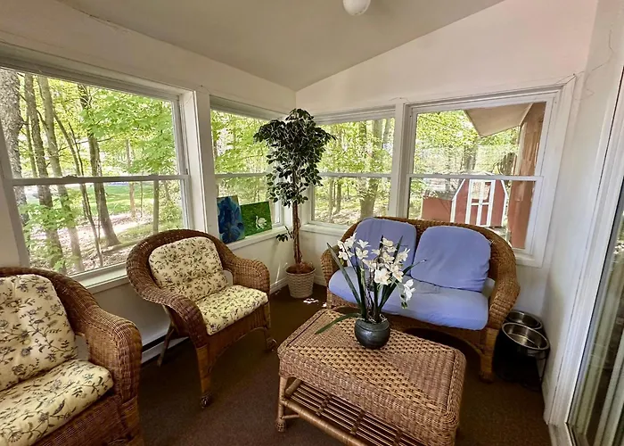 Peaceful Pocono Lakefront, Beach, Pools, Firepit, Pets
